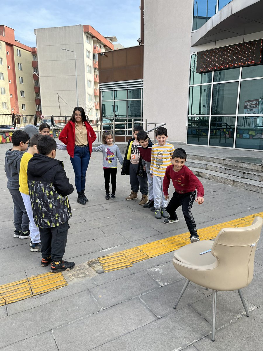 Yarıyıl tatilinde bugün...
Merkezimizin bahçesinde gençlerimizle çeşitli etkinlikler gerçekleştirdik. ⚡️🧶⭐️ 
#KışKulübü