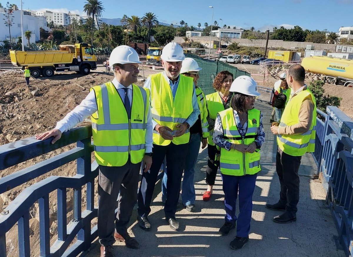 Ya han comenzado las obras del nuevo acceso directo desde la circunvalación al campus de Tafira.

Con una inversión de más de 452.000€, el Cabildo busca eliminar las retenciones que se producen en Lomo Blanco al confluir los coches procedentes de la GC-3, del norte y del sur.