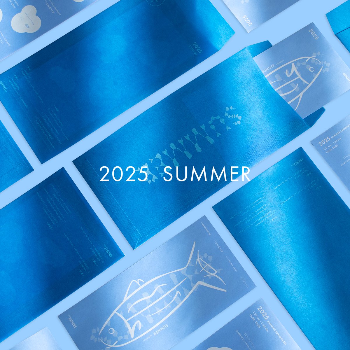 KURAM0CHI's tweet photo. 株式会社AMBIDEXさんの展示会「2025
SUMMER EXHIBITION」のイメージビジュアルを制作させていただきました。

水の中をイメージした青い封筒から、魚が顔を出す仕掛けになっています🐟 https://t.co/u2Bd1nfPah