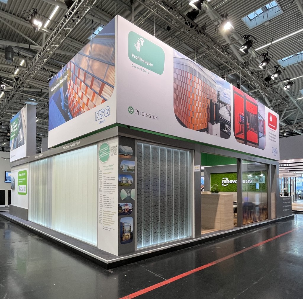 pilkingtonglass's tweet photo. A wide range of Pilkington 𝗣𝗿𝗼𝗳𝗶𝗹𝗶𝘁™ channel glass was showcased at BAU in Munich. The products were installed in the stand walls as vertical glazing.
Do you like this kind of product presentation at the fair❓🤔
#glass #channelglass #bau #pilkington #profilit #glazing https://t.co/tZhYpoELMp