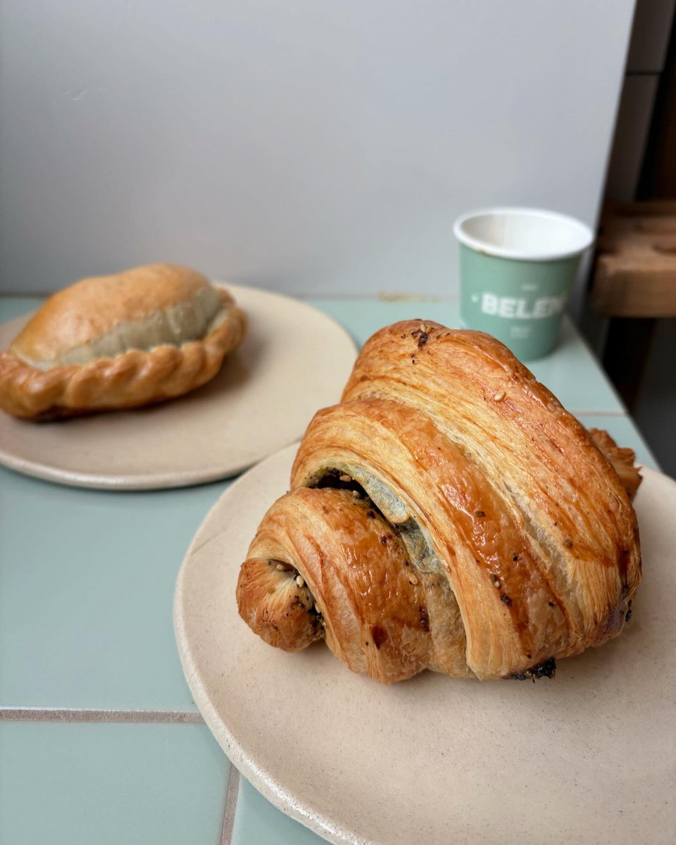 LesTasters's tweet image. Ça vient d’ouvrir ! 1 bakery café où tous le ingrédients sont de qualité.  Tout fait maison même la viennoiserie. Entre Argentine, Liban et France… croissant  #zaatar #galettedesrois au  #dulcedeleche entre autre… à Belen #coffee instagram.com/p/DFDhFEeIpkl/…