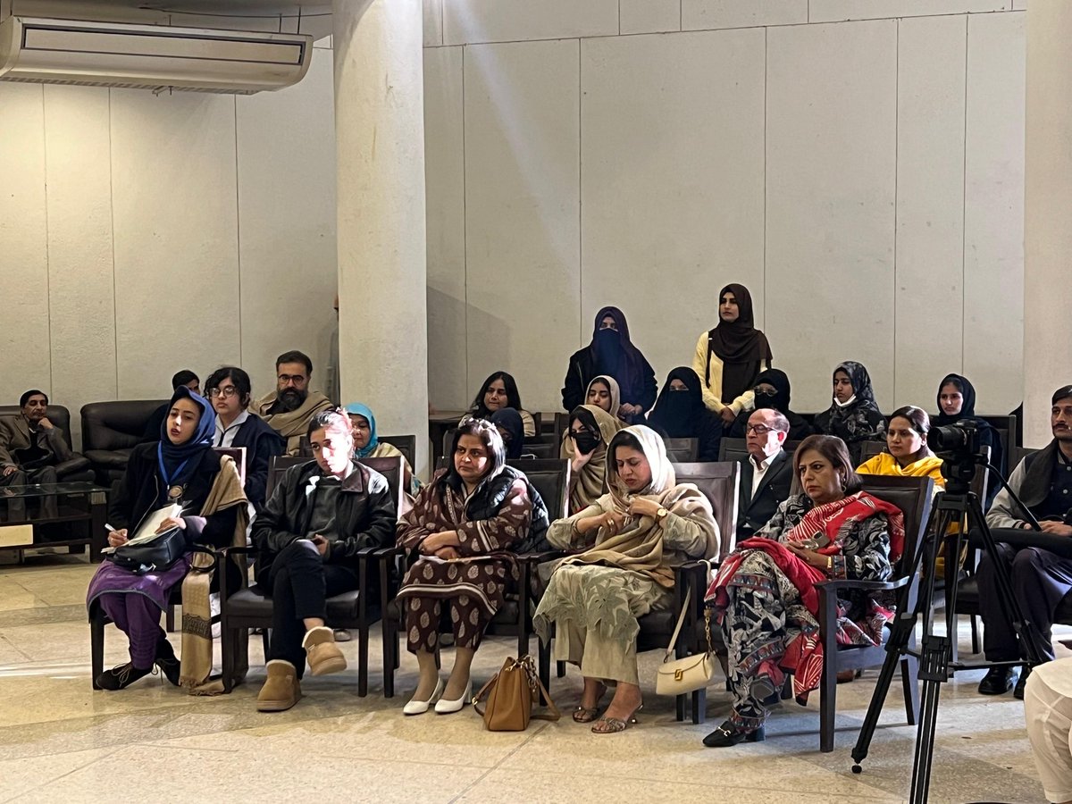 الحمرا میں شہر ادب کے موضوع پر پروقار تقریب کا انعقاد۔
نامور ادیب و دانشور ناصر عباس نئیر کی مدلل گفتگو نے شرکاء کے دل موہ لیے۔
ادب سے محبت رکھنے والوں کے لیے ایک یادگار تقریب!