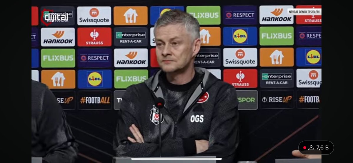 Yeni teknik direktörünün eşofmanına ezeli rakibinin sinkaflı kısaltmasını yazan <a href="/Besiktas/">Beşiktaş JK</a> yönetimini kınıyorum. 
Bu duruma sessiz kalmayın <a href="/ultrAslan/">ultrAslan</a> <a href="/galatasaraysk/">Galatasaray SK</a> 

Jsjsjskslsmdbrhehe 😂😂😂😂😂
