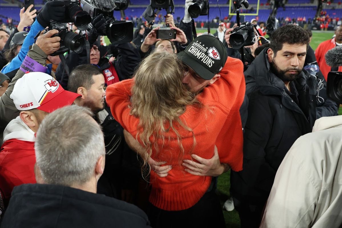swftisa's tweet photo. prayer circle for sunday 
                   🕯      🕯
           🕯                       🕯
                         tay 
       🕯     on the field     🕯 
           chiefs champions 
          🕯                           🕯
                   🕯      🕯 https://t.co/zB4wyLYn4I
