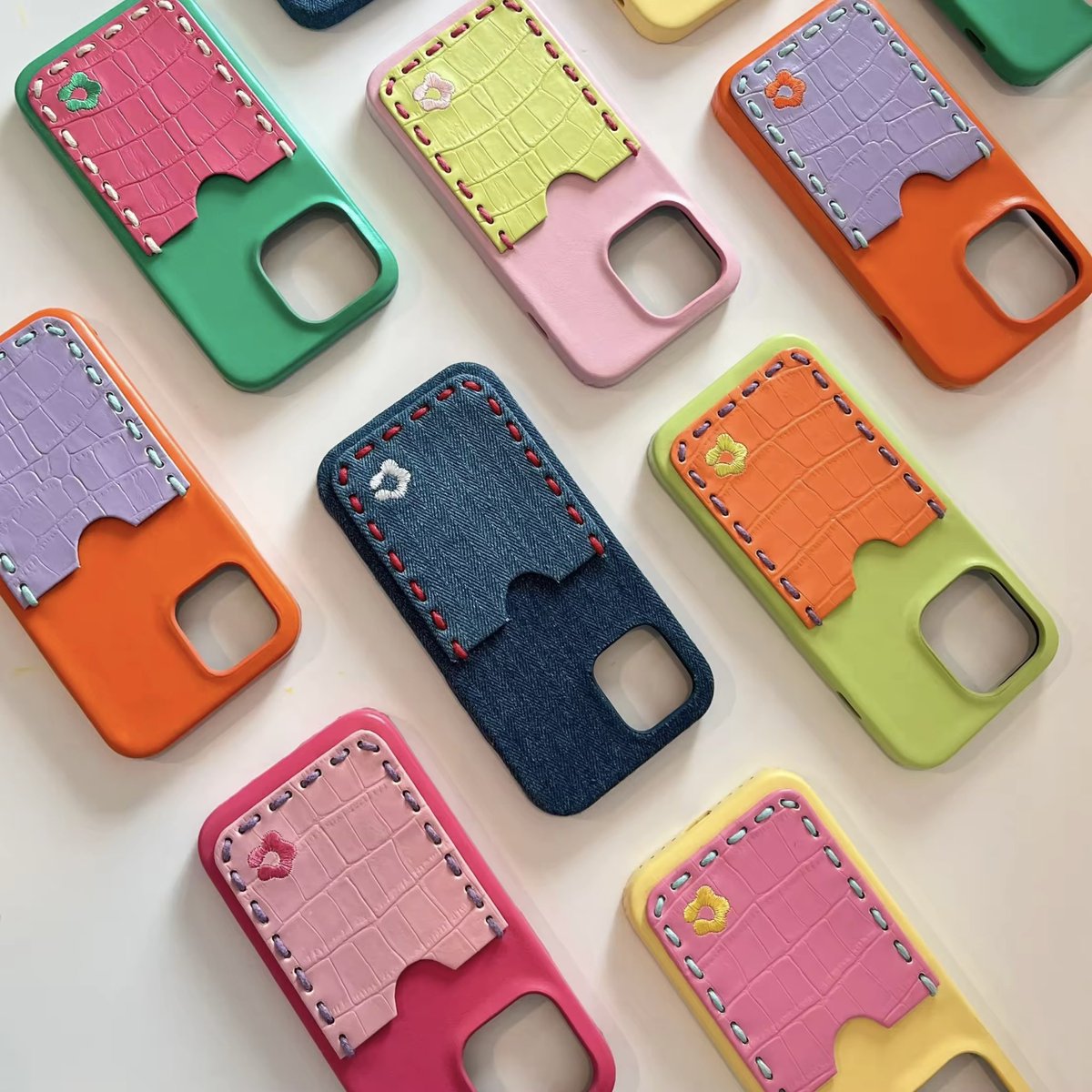 น่ารักมากกก เคสของร้าน crosscult.ure กดมาเพราะชอบคู่สี + กิมมิคเหมือนด้ายเย็บ เคสหนากันกระแทก มีช่องใส่บัตร อยากกดสีอื่นเพิ่ม t-t