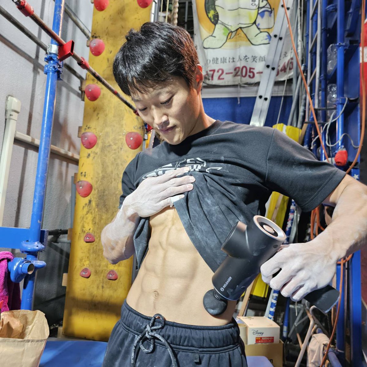 sasukemorimoto's tweet image. 今日もSASUKE合トレをしてきました💪

練習後はuFitさんのマッサージガンで使った筋肉をケアしています😊

SASUKEでは特に懸垂などで背中の筋肉をよく使います💪

背中は一人ではケアしづらいのですが、本商品は背中の凝っている部分にも届くので簡単にケアすることができ重宝しています🙌

#uFit #PR