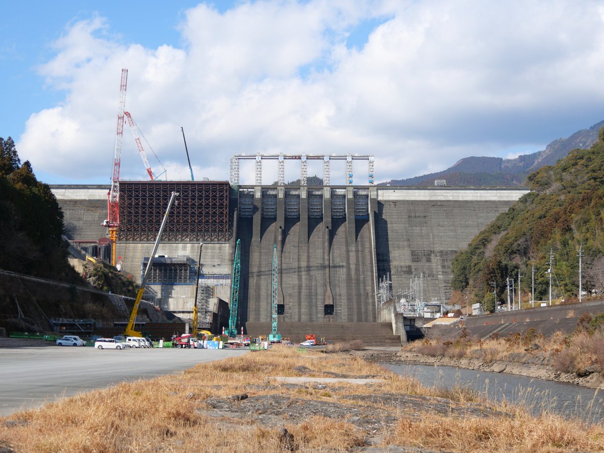 _Shosan_'s tweet photo. 高知県土佐町・本山町(ダム湖上流は大川村)にある早明浦ダム。再生事業で工事中です。今回は機会をいただいて、一般には立ち入ることができない工事現場を見学させていただきました。(撮影250120) https://t.co/odcN8V41yO