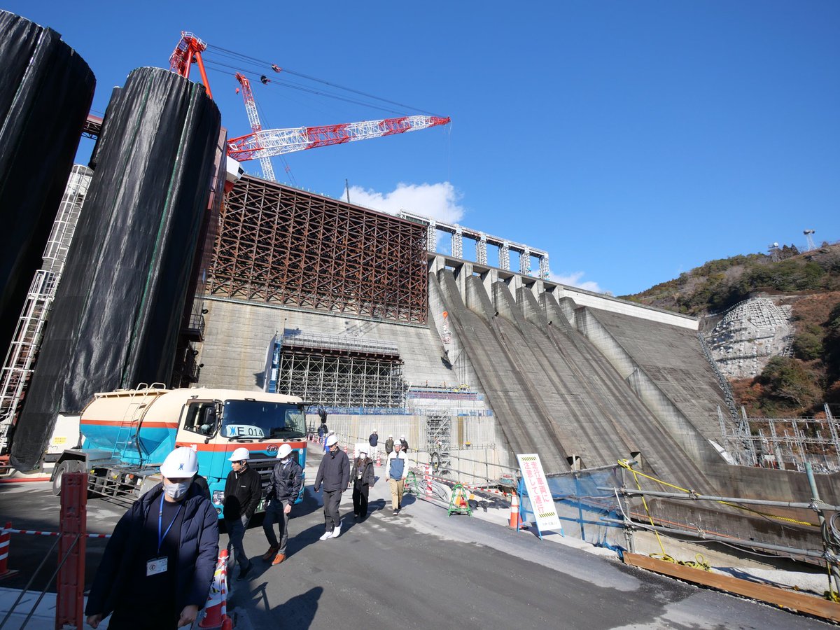 _Shosan_'s tweet photo. 高知県土佐町・本山町(ダム湖上流は大川村)にある早明浦ダム。再生事業で工事中です。今回は機会をいただいて、一般には立ち入ることができない工事現場を見学させていただきました。(撮影250120) https://t.co/odcN8V41yO
