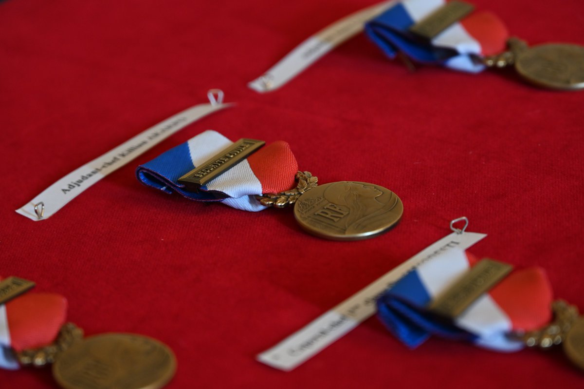 prefetrhone's tweet photo. Pour leur engagement, 11 personnels de l'Etat-Major Interministériel de la Zone de Défense Sud-Est ont été décorés de la Médaille de la Sécurité Intérieur agraphe "Sécurité civile" par M. Antoine GUERIN, préfet délégué à la défense et la sécurité.

La Médaille de la Défense Nationale a été remise à un militaire par le lieutenant-colonel Thierry LUCAS-de-COUVILLE, chef du Centre Opérationnel de Zone.