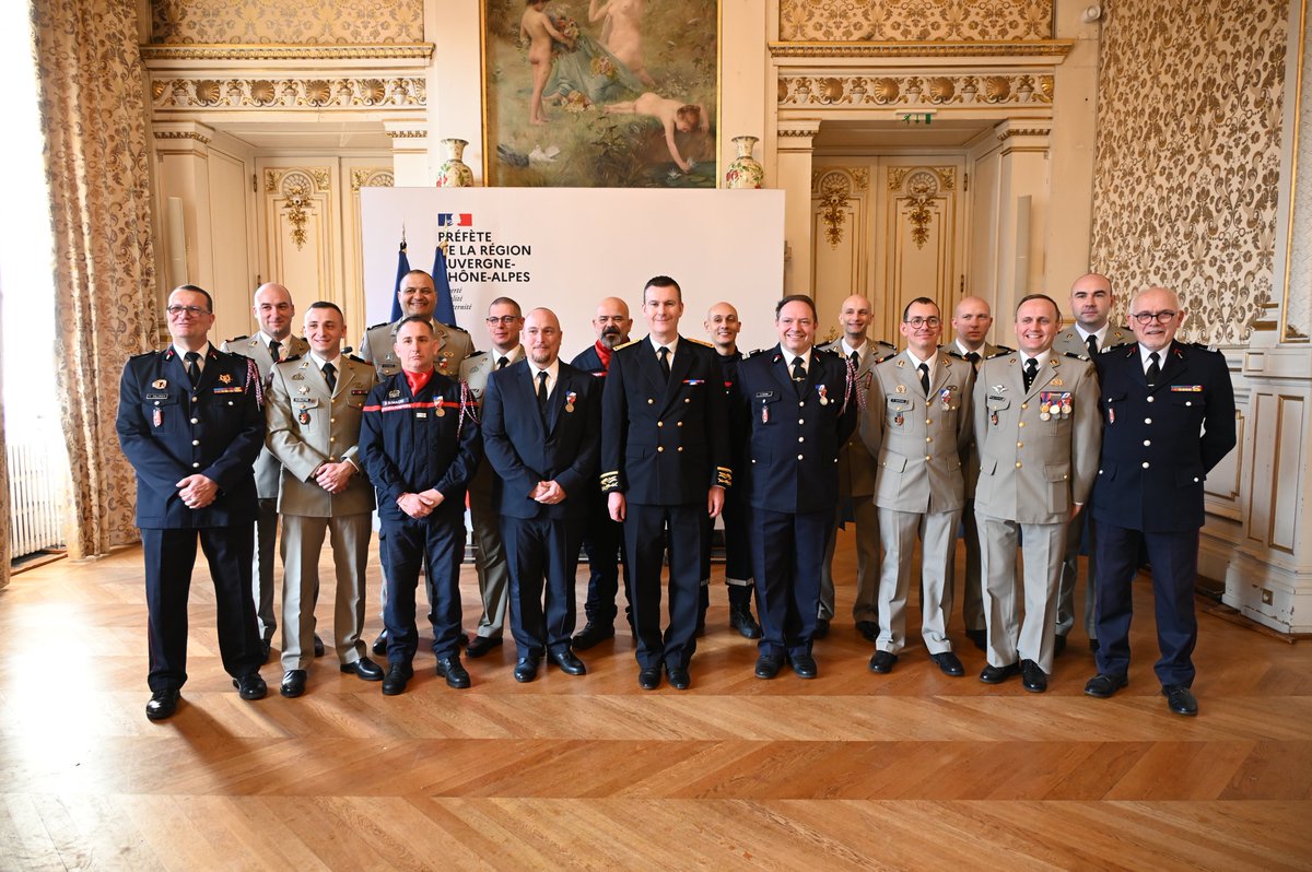 Pour leur engagement, 11 personnels de l'Etat-Major Interministériel de la Zone de Défense Sud-Est ont été décorés de la Médaille de la Sécurité Intérieur agraphe "Sécurité civile" par M. Antoine GUERIN, préfet délégué à la défense et la sécurité.

La Médaille de la Défense