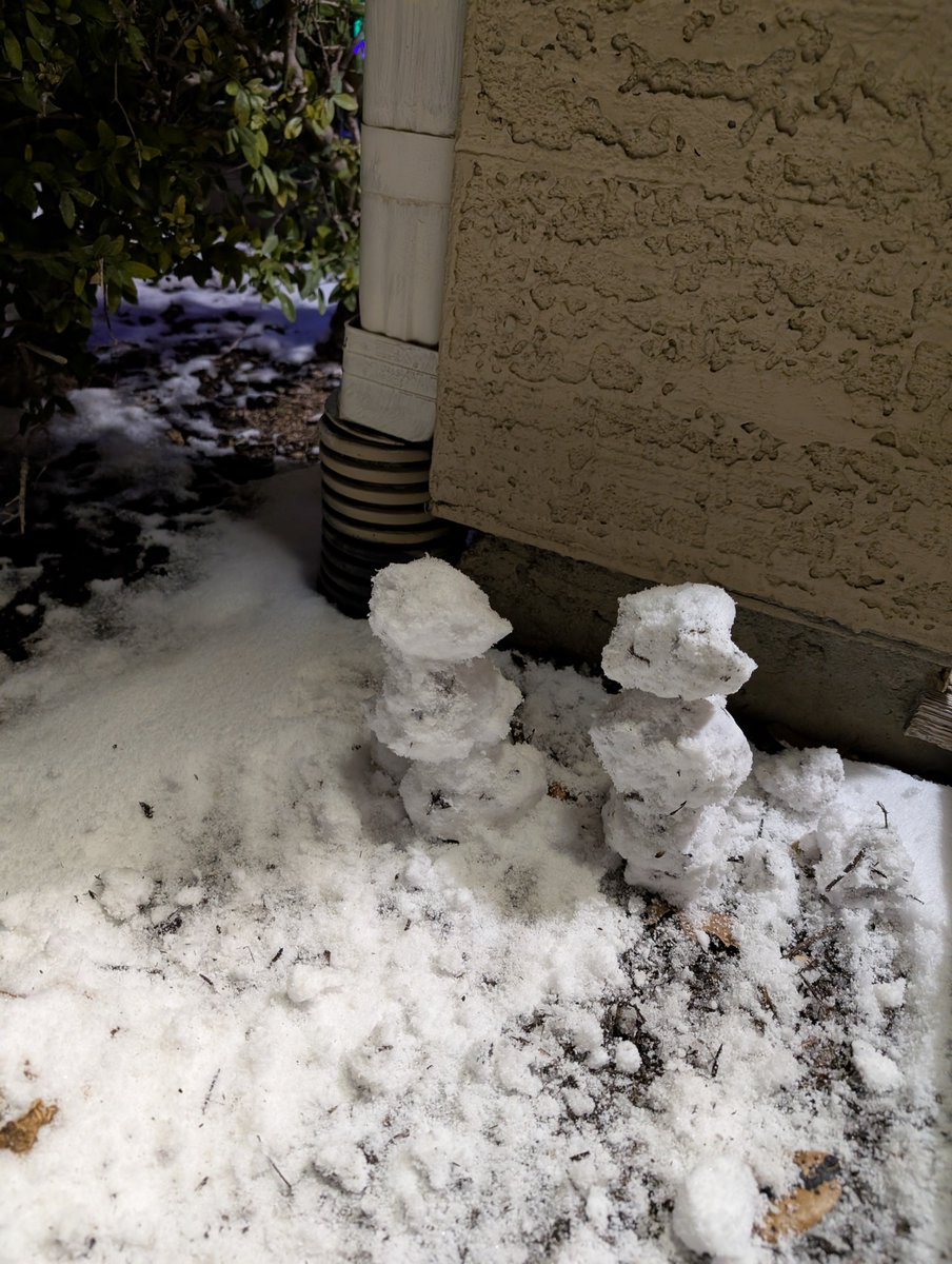 KneadingJenn's tweet photo. @ryanhallyall light snow flurries still happening in Round Rock TX https://t.co/YuE0FVRAmO