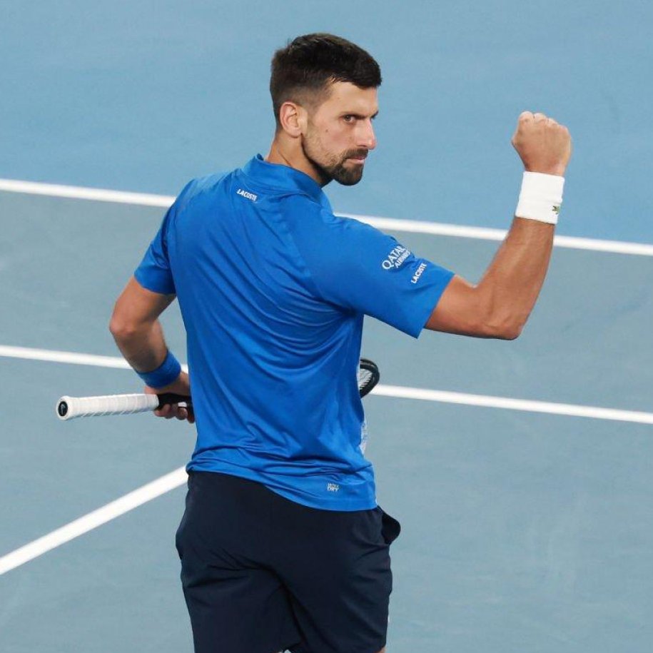 angelomangiante's tweet photo. Djokovic vola in semifinale giocando ancora a 38 anni un tennis di altissimo livello tecnico. 46 64 63 64 per domare #Alcaraz confuso di fronte a una condizione mentale e fisica pazzesca di Nole. 24 Slam in bacheca e ancora tanta voglia di lottare e soffrire. #AusOpen #Djokovic https://t.co/3xNHs6sTLe