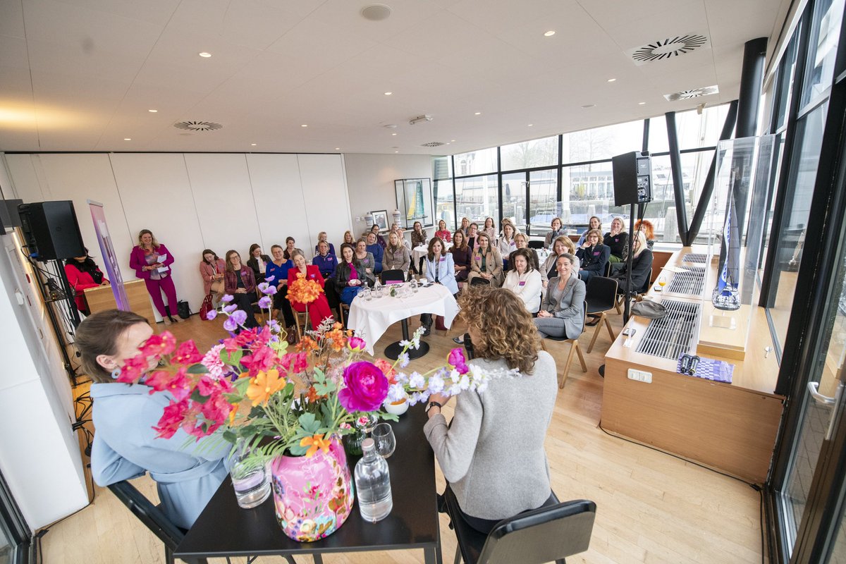 Guts, Glory en Groene Groei! 🩷💚
Blue Monday kreeg gister een roze (en groen) tintje, tijdens het Rotterdams Topvrouwen Event van <a href="/KPMG/">KPMG</a> en <a href="/deltalinqs/">Deltalinqs</a>. 
Met ‘female leaders’ uit de haven en industrie spraken we aan de Maas met Sophie Hermans, <a href="/MinisterKGG/">Sophie Hermans</a> en een prachtig panel
