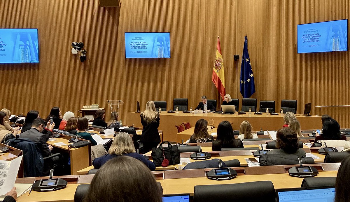 MartaGlezVzqz's tweet photo. 🗣️ Hoy en el @Congreso_Es debatimos sobre el #talentofemenino en #Sanidad. Profesionales sanitarios, parlamentarios y expertos compartimos ideas para paliar la brecha de género en puestos de responsabilidad.
¡Un paso más hacia la igualdad! 👩⚕️ #Fundamed @MujeresSanidad 🇪🇸 https://t.co/f4IC7ex4Re