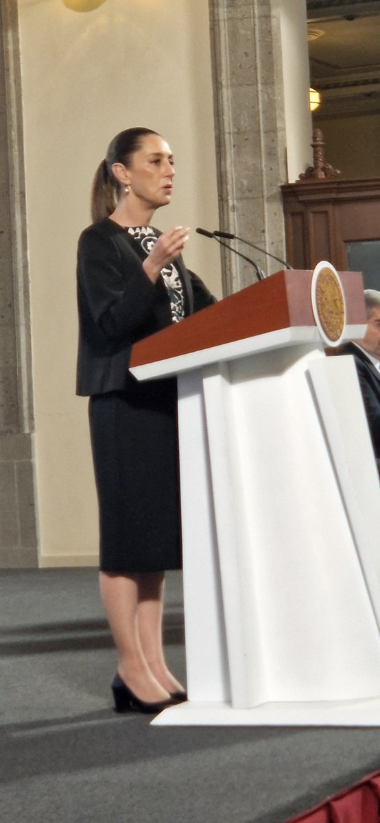 JASRA1's tweet photo. La Presidenta de México  @ClaudiaSheimbaum nos exhorta a la calma y a actuar en unidad y siempre apegados a nuestros principios humanitarios y constitucionales https://t.co/bCAInV8btL