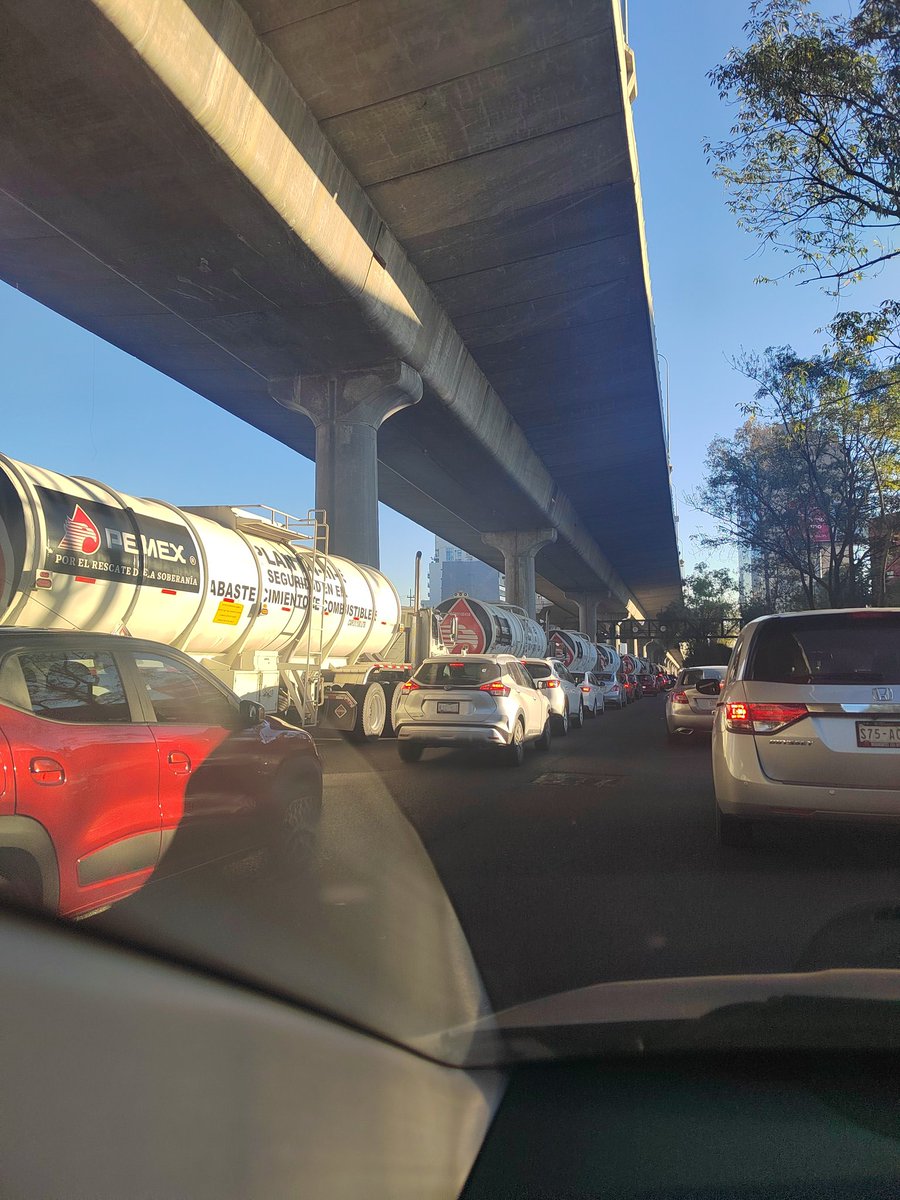 imvs_'s tweet photo. Carriles centrales de periférico sur en hora picó y hay al menos 15 pipas de pemex circulando... (?)

@trafico889 @OVIALCDMX @Pemex https://t.co/UY3OyWoY13