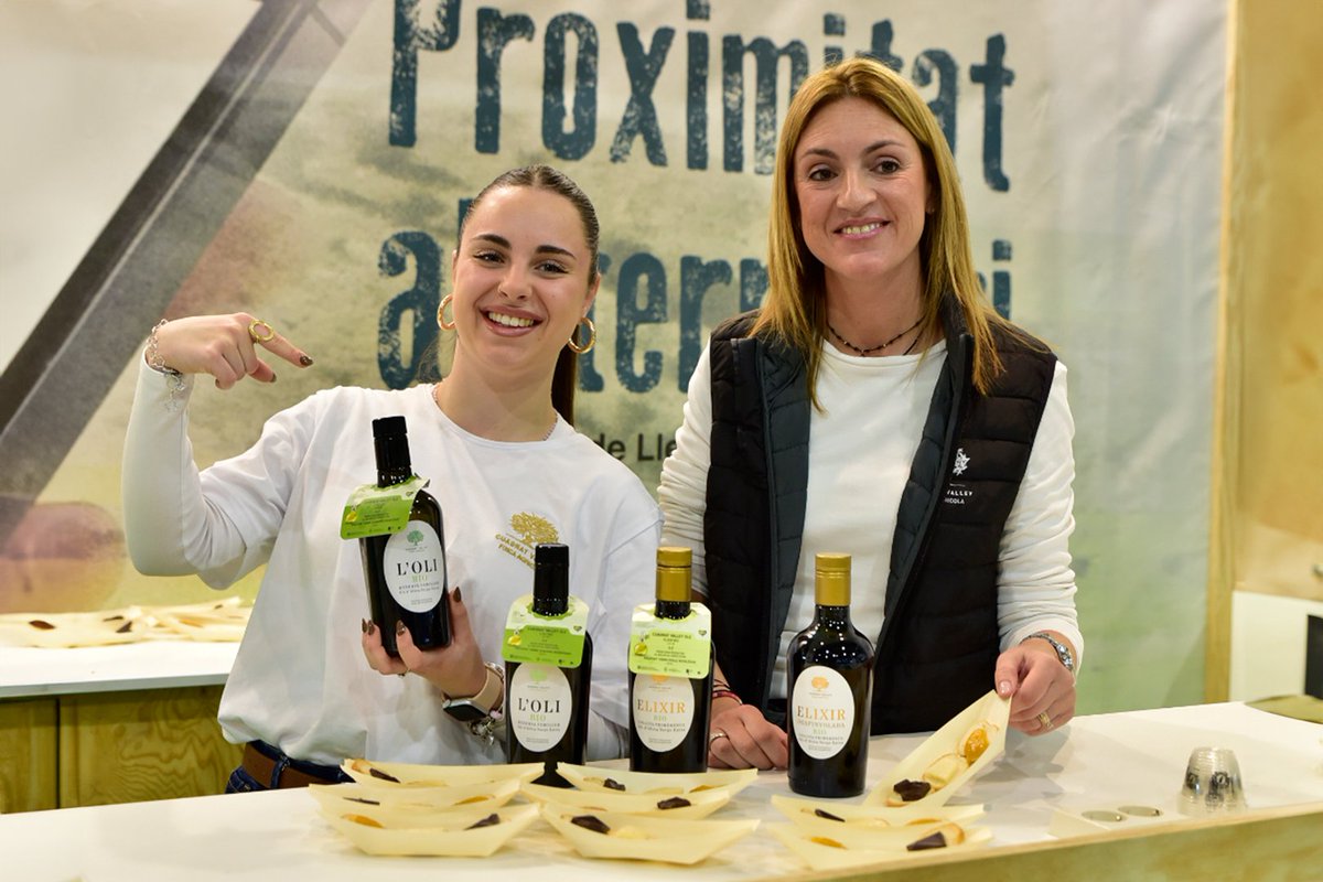 Promo_Economica's tweet image. 🫒 Blanca Casañola, de Cuadrat Valley (l’Albagés), ha guiat un tast dels seus olis d&apos;oliva verge extra ecològics premiats a la Fira amb productes de proximitat com el formatge, xocolata i melmelada a la @firaolicat de les Borges Blanques

➡️ Olis que parlen del territori!