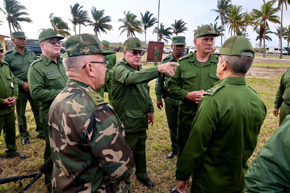 DiazCanelB's tweet photo. Amanecimos con estudiantes de la UCI en prácticas de tiro, como parte del #BastiónEstudiantil. 

Lo dejó dicho #Fidel: “Mientras exista el imperialismo, el Partido, el Estado y el Pueblo les prestarán a los servicios de la defensa la máxima atención”. Es un principio inviolable. https://t.co/0OdnncCgpM