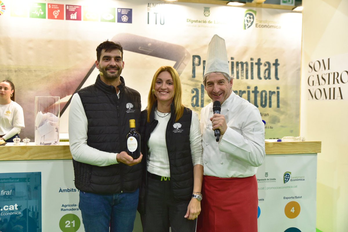 Promo_Economica's tweet image. 🫒 Blanca Casañola, de Cuadrat Valley (l’Albagés), ha guiat un tast dels seus olis d&apos;oliva verge extra ecològics premiats a la Fira amb productes de proximitat com el formatge, xocolata i melmelada a la @firaolicat de les Borges Blanques

➡️ Olis que parlen del territori!