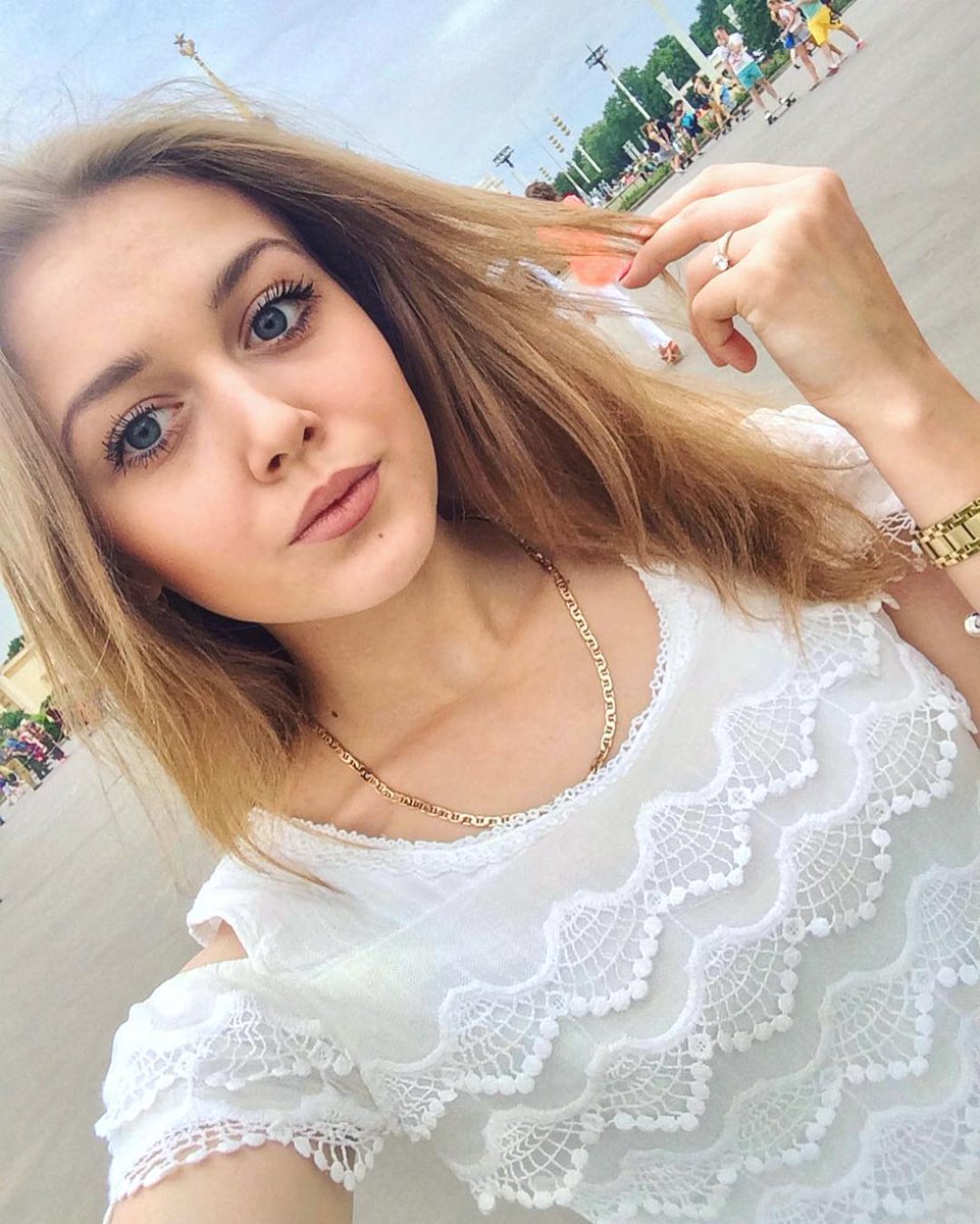 anna044e tweet picture