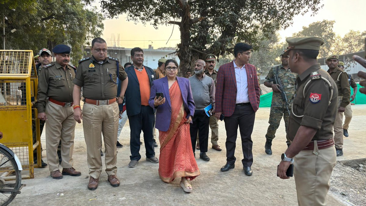 महाकुंभ के दौरान विंध्याचल आने वाले श्रद्धालुओं के सुविधा के दृष्टिगत *जिलाधिकारी प्रियंका निरंजन* व पुलिस अधीक्षक ने विंध्याचल में भ्रमण कर विभिन्न स्थलों पर बनाये गए रैन बसेरा, मंदिर पहुंचने वाले प्रमुख मार्गों व घाटों पर पर व्यवस्थाओं का निरीक्षण कर सम्बंधित अधिकारियों को दिया