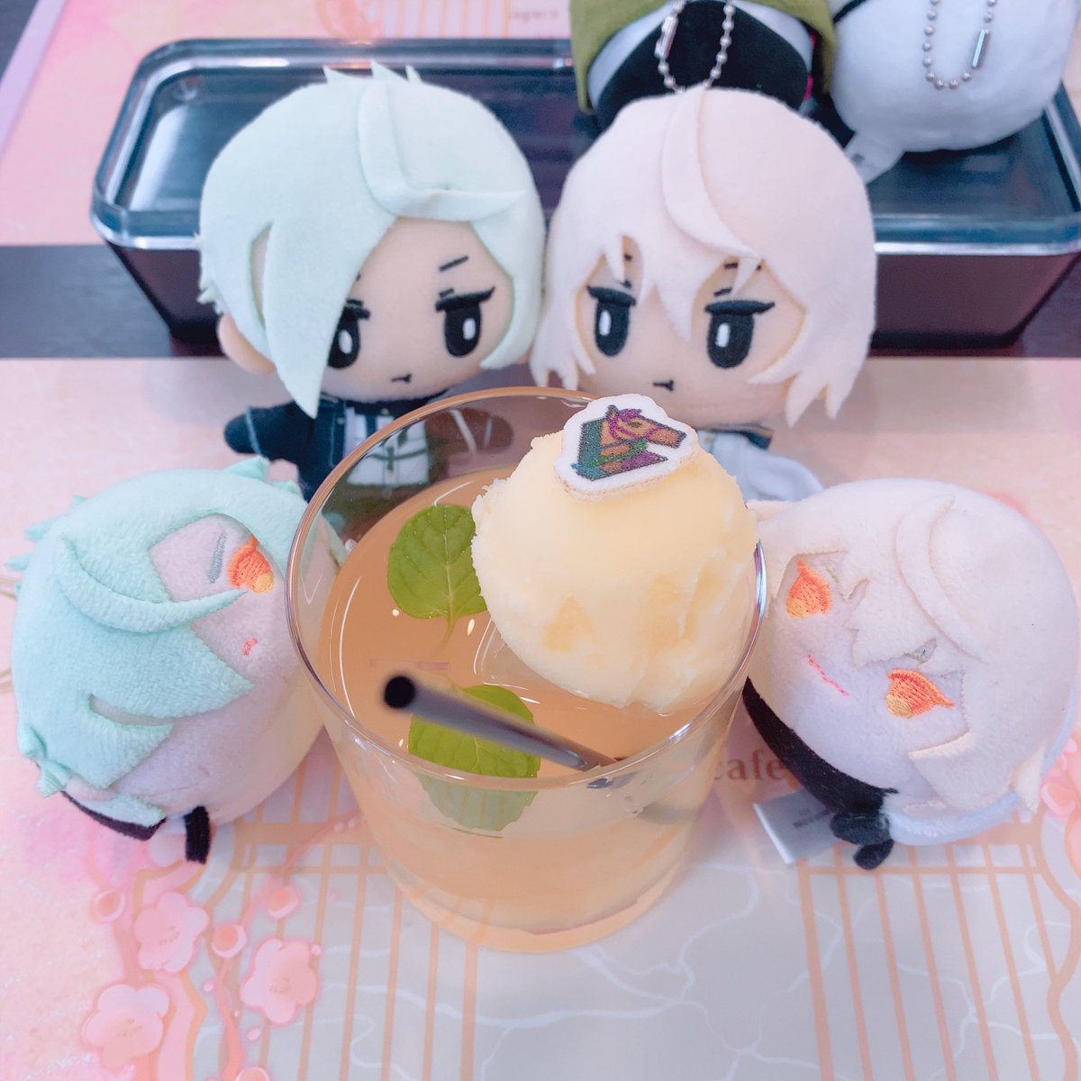 「今日はレミゼとアニカフェ行ってきました!レミゼ良い回でした。帝劇での上映数も残り」|もじゃのイラスト