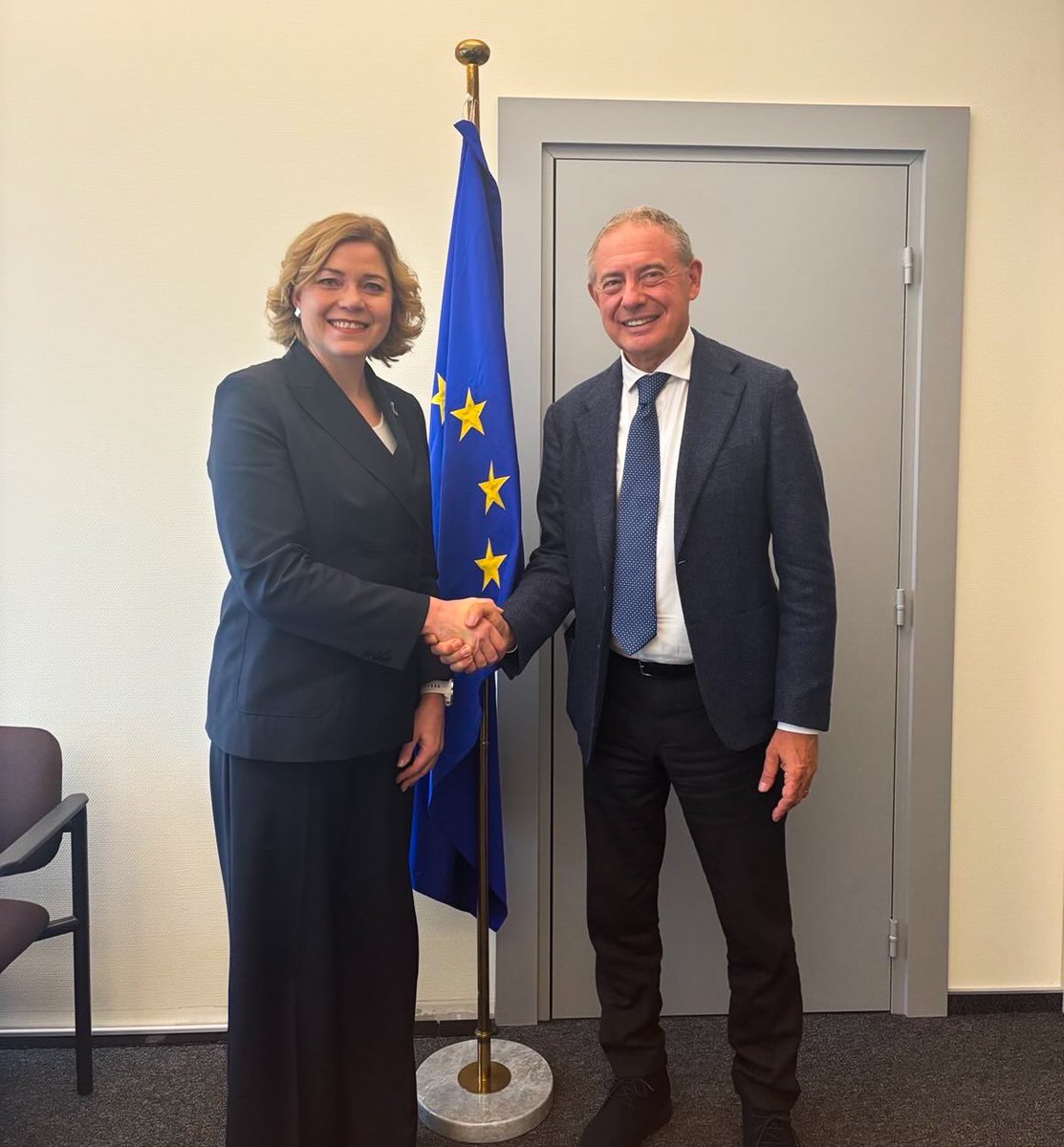HennaVirkkunen's tweet image. Great to have a chance to meet with Adolfo Urso, the 🇮🇹 Italian Minister of Enterprises in between plenary debates in #Strasbourg today! We had a good discussion on #techsovereignty 🤝