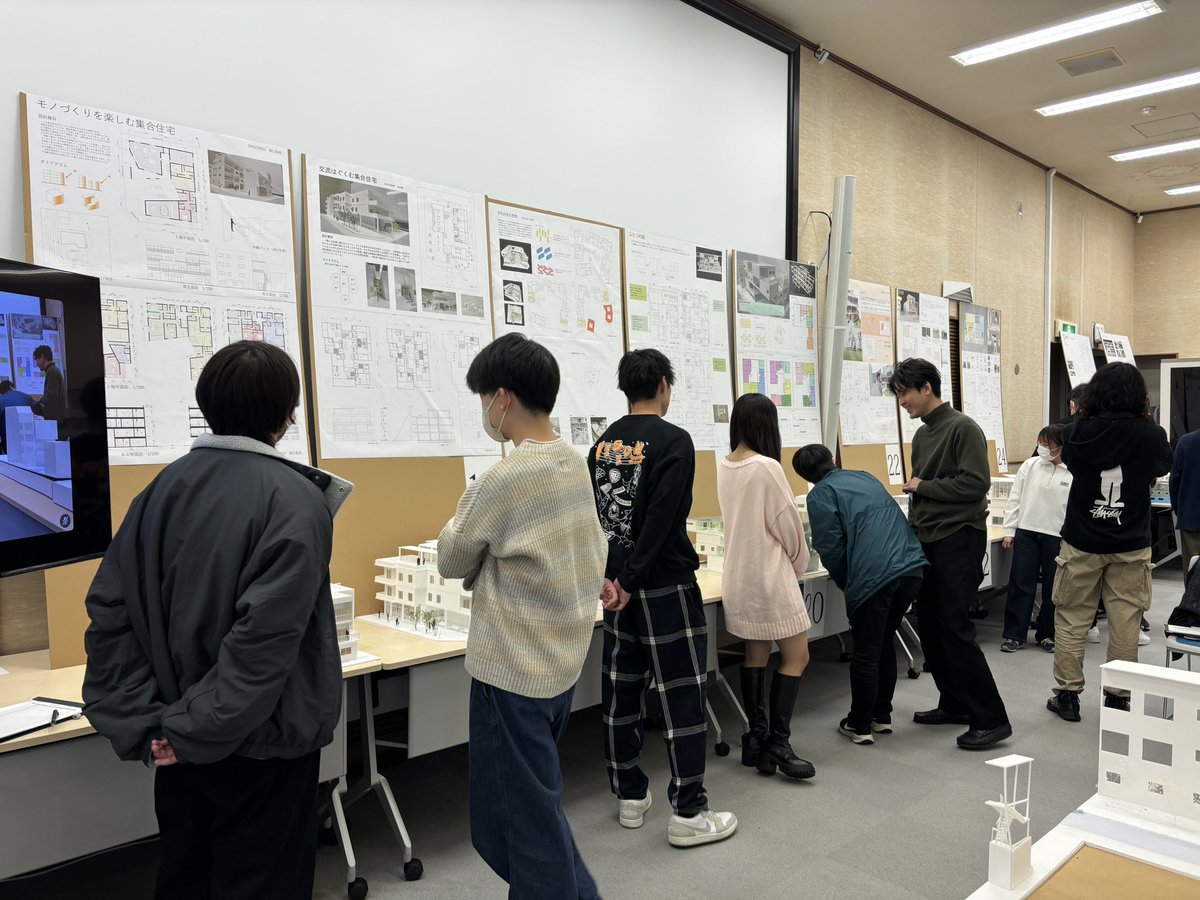 toyo_arch's tweet photo. 2年生設計課題「池袋に建つ集合住宅」最終講評会
自己推薦を含む37作品を見て回り、最終プレゼンに選出する作品を選定します。 https://t.co/u6XRvsjEYI