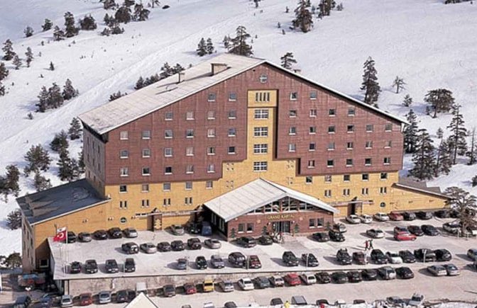 Çok üzgünüm çok, yine masumlar gitti. Göz göre göre geldi felaket.  İsminde yine Grand var,büyüklüğü nerden geliyr acaba.Grand İsias gibi mi?
Otel sahipleri de orda kalıyor muydu?Şeklen belgeler tamam mıydı?Ver bilinçli taksiri,koy açık cezaevne,sal dışarı.Nasıl olsa can bir sayı