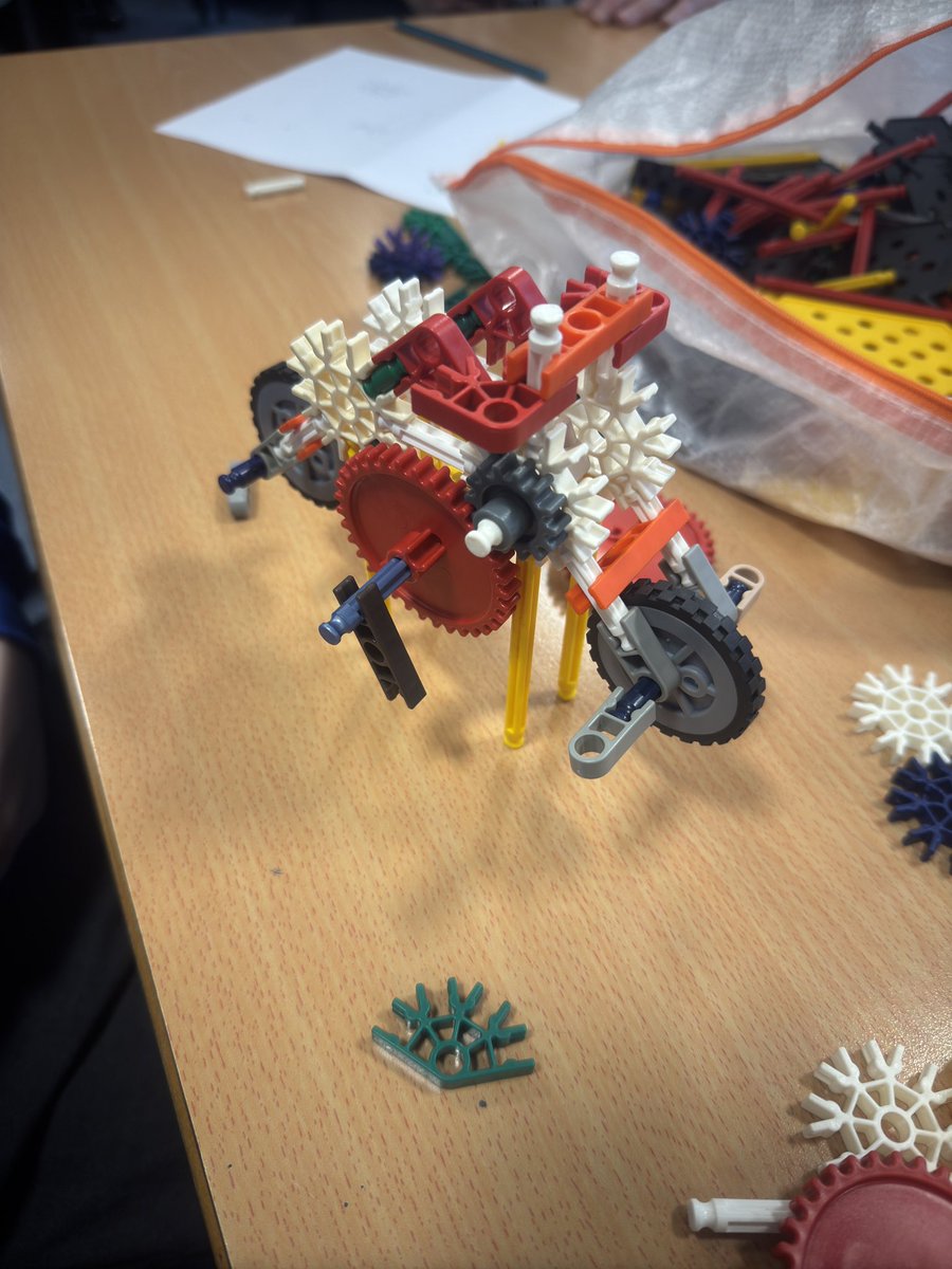 primarySTEMed's tweet photo. A fantastic morning of creative engineering yesterday with the @BearsdenAcademy cluster primaries at their #GSFCreatingEngineers cluster challenge! A huge well done to everyone involved! 👏 #STEM https://t.co/9XFQcZqxwD