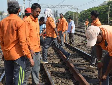 Rajeshkakrodda's tweet photo. ट्रैकमैन बहुत हार्ड ड्यूटी करने के बाद भी प्रशासन के दोहरी रवैया की मार में पिस रहा है..
#Justice_For_Trackman #Ldce_Open_To_All https://t.co/VRL6FgeZy9