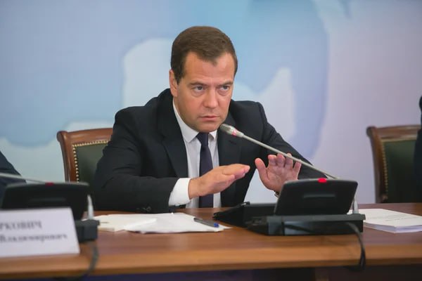 "Миру нужен не золотой век Америки, а многополярный мир" - Дмитрий Медведев

БАЗА