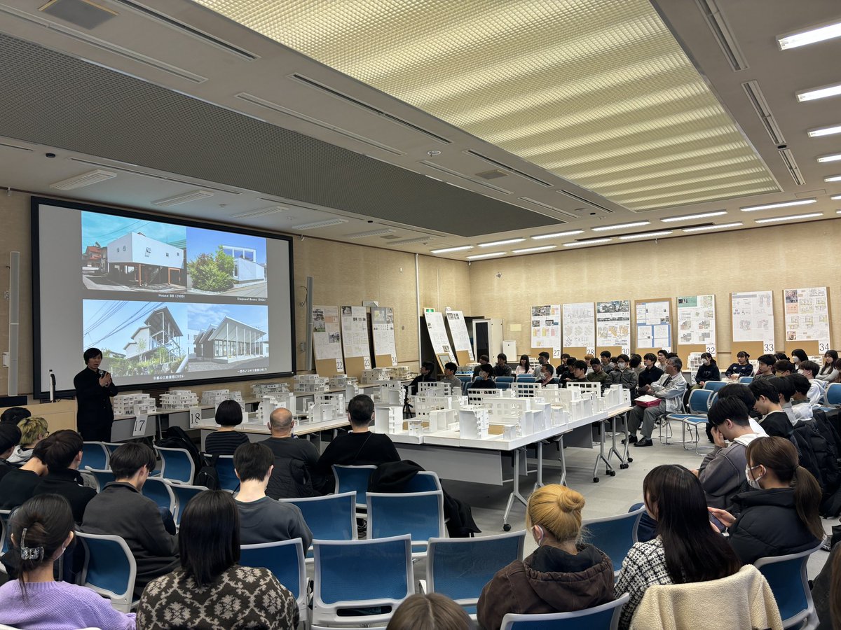 toyo_arch's tweet photo. 2年生設計課題「池袋に建つ集合住宅」
ゲストに川島範久さんをお迎えし、レクチャーをして頂きました。
講評会では建物のボリューム感や住戸プランへの批評など様々な視点からコメントをいただきました。
川島さん、ありがとうございました！ https://t.co/R6zbJCf3Dv