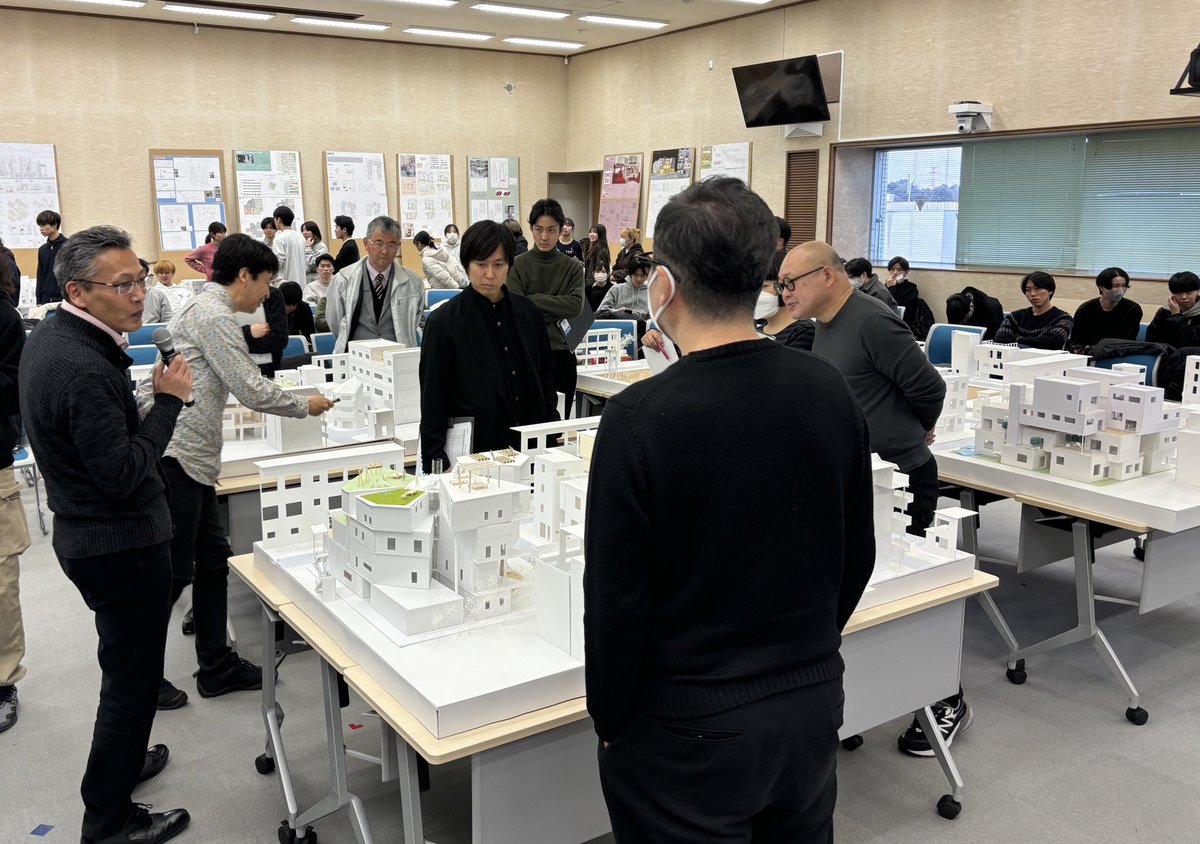 toyo_arch's tweet photo. 2年生設計課題「池袋に建つ集合住宅」
ゲストに川島範久さんをお迎えし、レクチャーをして頂きました。
講評会では建物のボリューム感や住戸プランへの批評など様々な視点からコメントをいただきました。
川島さん、ありがとうございました！ https://t.co/R6zbJCf3Dv