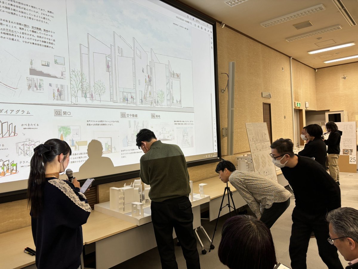 toyo_arch's tweet photo. 2年生設計課題「池袋に建つ集合住宅」
ゲストに川島範久さんをお迎えし、レクチャーをして頂きました。
講評会では建物のボリューム感や住戸プランへの批評など様々な視点からコメントをいただきました。
川島さん、ありがとうございました！ https://t.co/R6zbJCf3Dv