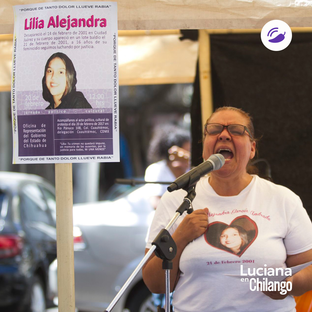 ChilangoCom's tweet photo. #CambiaLaHistoria nos cuenta la lucha de Norma Andrade, madre de una víctima de feminicidio. @hazelzamm nos cuenta de esto: "Este es un podcast documental, son 3 episodios. En el que narro muy particularmente el desplazamiento forzado de Norma Andrade, quien a raíz de exigir justicia por el feminicidio de su hija, Lilia Alejandra García, ella fue asesinada en este momento en el que Ciudad Juárez era conocido a nivel mundial como el lugar donde asesinaban mujeres".

📽️ https://t.co/n5PndQk5Qr 
🎙️105.3 FM    
#ChilangoNoticias con @lucianawainer_ 📰🌶️