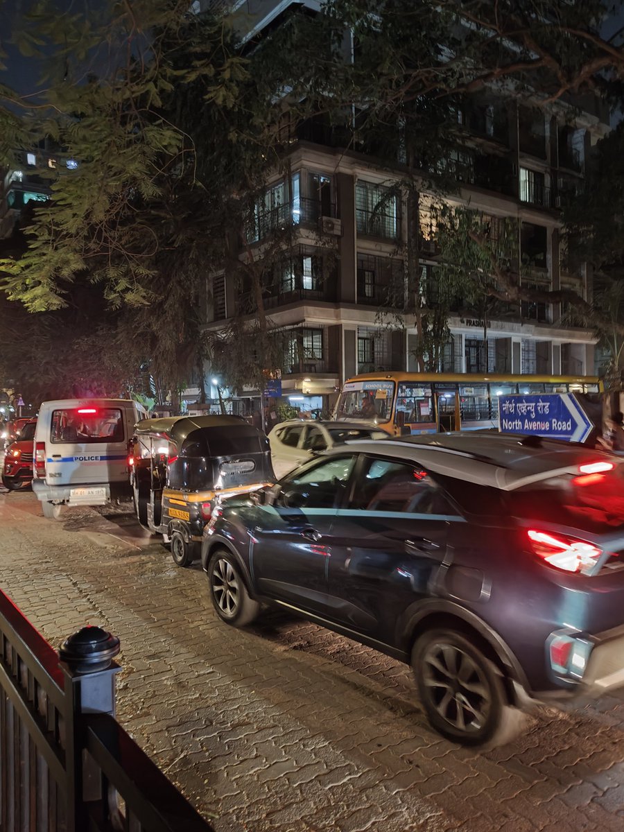 BIRDMAN_AMIT's tweet image. Wow @ShelarAshish and @alkaskerkar simultaneously digging up all arterial roads, just before @mybmc @mybmcWardHW #elections wah wah what a #fakemove FYI too @area_civicissue @zoru75 @MTPHereToHelp @MumbaiPolice #disaster @BJP4India @Dev_Fadnavis #bhushangagrani