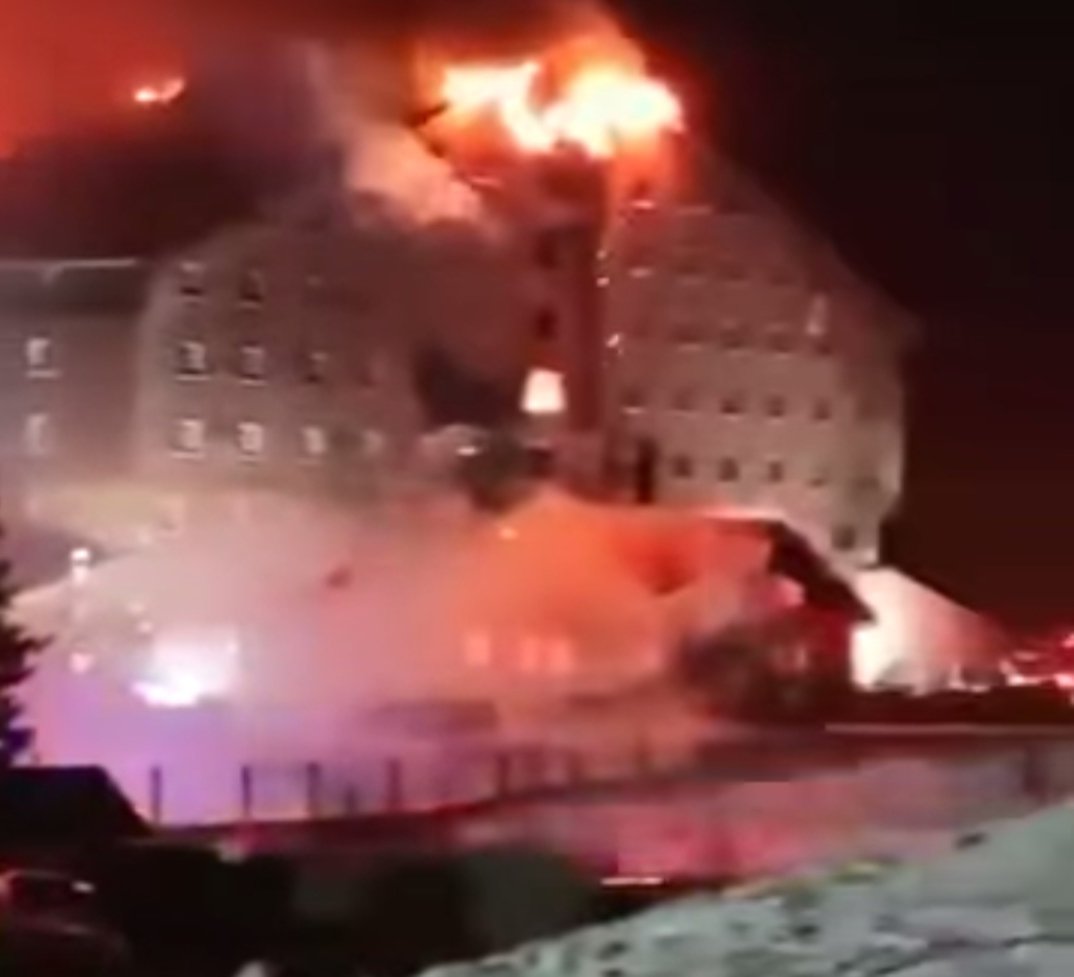 Bolu Kartalkaya Kayak Merkezi'nde bulunan otelin restoranında çıkan yangın tüm otele yayıldı. 238 kişinin bulunduğu otelde en az 66 kişinin öldüğü çok sayıda yaralının olduğu bildirildi. Olayla ilgili yayın yasağı getirildi