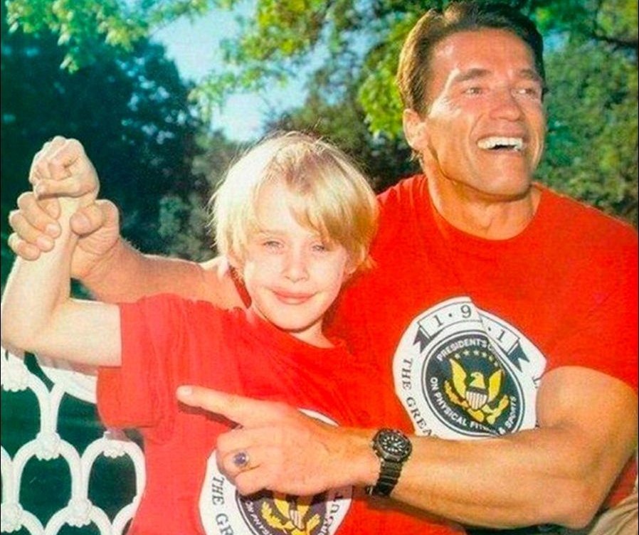 HAMANIACOS's tweet photo. Macaulay Culkin e Arnold Schwarzenegger, em 1991, em Washington.

Você imagina um crossover entre Kevin McCallister e o Exterminador do Futuro nessa imagem?

#MacaulayCulkin #KevinMcCallister #EsqueceramdeMim #HomeAlone #OsHomeAloneManíacos #ArnoldSchwarzenegger https://t.co/JTRJN9TgLz