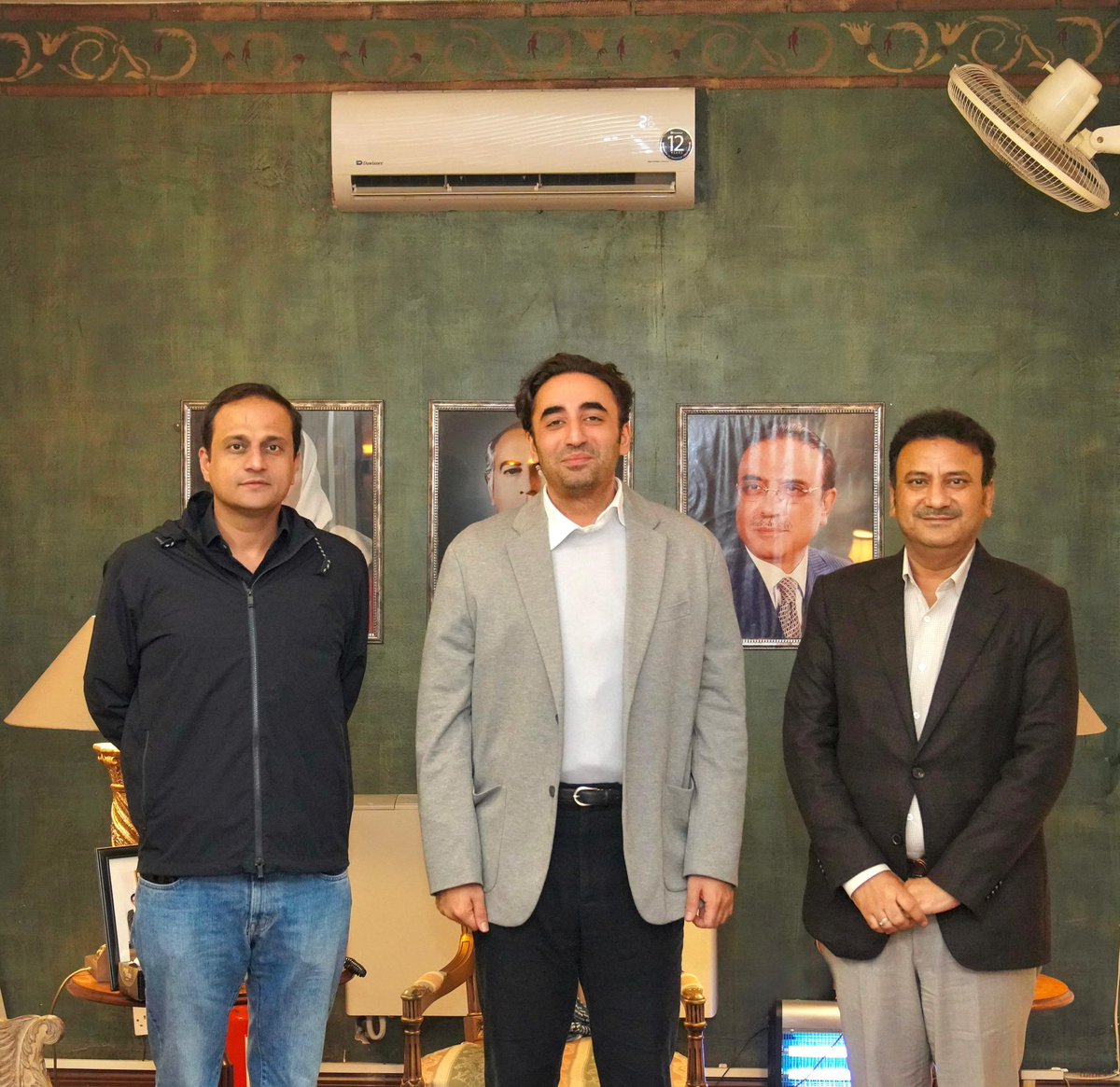 MediaCellPPP's tweet photo. اسلام آباد: پاکستان پیپلزپارٹی کے چیئرمین بلاول بھٹو زرداری سے پی پی پی ضلع شہید بینظیر آباد کے ڈویژنل صدر اور سندھ حکومت کے وزیرداخلہ ضیاء لنجار اور کراچی کے میئر مرتضی وہاب نے زرداری ہاؤس میں ملاقات کی جس میں کراچی میں امن و امان اور ترقیاتی کاموں کے حوالے سے بریفنگ دی گئی۔
@BBhuttoZardari