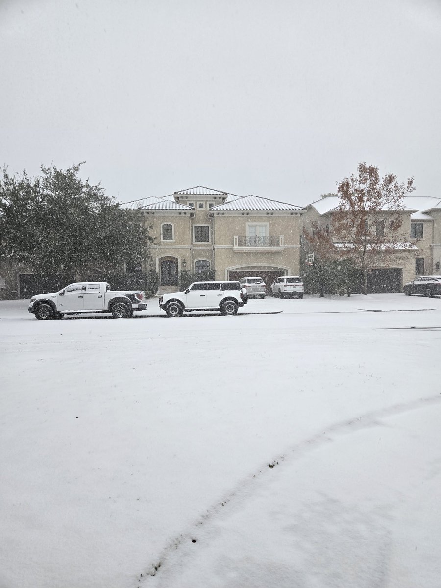 ColeMark18's tweet photo. Snowing in Texas! #winterstormenzo https://t.co/nul0iD6JYO
