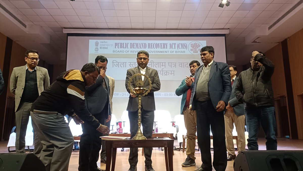 Saran_dm's tweet photo. #certificatecases
#Bihar #saran #chapra
@IPRDBihar
सभी नीलाम पत्र पदाधिकारियों के लिये एकदिवसीय प्रशिक्षण कार्यशाला का आयोजन
सभी नीलाम पत्र पदाधिकारियों, उनके पेशकार तथा ऑपरेटर को एक्ट एवं वाद संचालन की प्रक्रिया के बारे में दी गई विस्तृत जानकारी
-------------------------------
सारण, छपरा
21 जनवरी, 2025
-------------------------------
जिलाधिकारी श्री अमन समीर के निदेशानुसार आज जिला के सभी नामित नीलाम पत्र पदाधिकारियों की एक दिवसीय प्रशिक्षण कार्यशाला का आयोजन भिखारी ठाकुर प्रेक्षा गृह छपरा में किया गया।
सभी नीलाम पत्र पदाधिकारियों एवं उनके पेशकार तथा कम्प्यूटर ऑपरेटर को एक्ट के बारे में एक एक सेक्शन की जानकारी दी गई। साथ ही नीलाम पत्र वादों के संचालन की प्रक्रिया के बारे में विस्तार से बताया गया।
जिलाधिकारी ने कहा कि जिला में लगभग 38 हजार नीलाम पत्र वाद लंबित हैं, जिनमें लगभग 532 करोड़ रुपये की राशि सन्निहित है। उन्होंने कहा कि नीलाम पत्र वादों के निष्पादन एवं राशि की वसूली में कुछ तेजी आई है लेकिन इसे और भी प्रभावी बनाने की आवश्यकता है। विगत माह में सारण जिला में लगभग 2.5 करोड़ रुपये राशि की वसूली की गई है। इसे और भी गति देकर लगभग 10 करोड़ रुपये का मासिक लक्ष्य निर्धारित कर कार्य करना होगा।
सभी नीलाम पत्र पदाधिकारी प्रत्येक सप्ताह कमसे कम दो दिन अनिवार्य रूप से नीलाम पत्र वादों की सुनवाई सुनिश्चित करें।
जिलाधिकारी ने नोटिस निर्गत करने हेतु उपलब्ध तकनीकी टूल्स का उपयोग करने को कहा। इससे कार्य सरल होगा तथा प्रक्रिया तेजी से पूरी हो सकेगी। सभी पदाधिकारियों को कुछ टूल्स के बारे में जानकारी भी दी गई।
इस अवसर पर अपर समाहर्त्ता, नगर आयुक्त, निदेशक डीआरडीए सहित अन्य जिला स्तरीय पदाधिकारी तथा अन्य सभी नामित नीलाम पत्र पदाधिकारी उपस्थित थे।