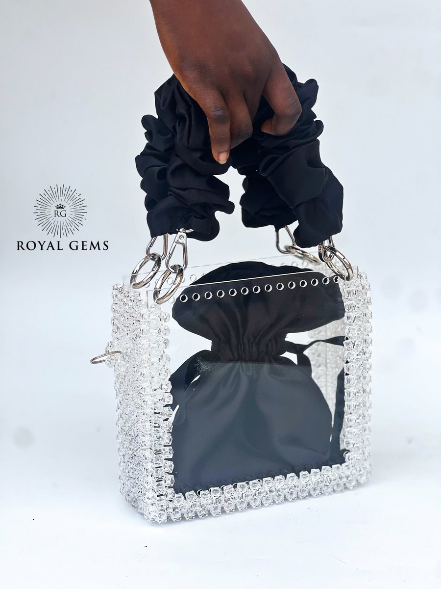 Royalgems_'s tweet photo. The MOE BAG 🥰
.
Off to Canada ✈️🇨🇦

Available in colours
.
Price- N35,000
.
Kindly send a DM to order or shop on our website- https://t.co/uOayb1UAcl
#beadbag#beadedbag#beads#beadmaker https://t.co/A9KSjBxuxY