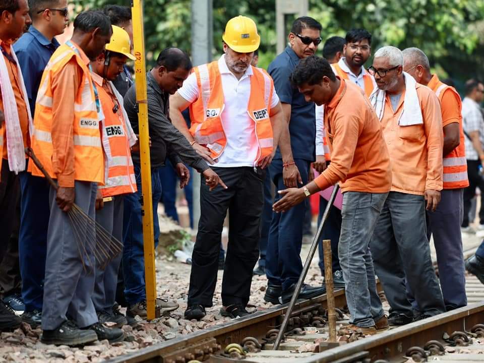 चाहे आंधी-तूफान हो, सर्दी-गर्मी हो या बाढ़ हो, ट्रैकमैन कर्मचारी के कंधो पर भारतीय रेल 24 घंटे निर्भर करती है लेकिन इनकी मेहनत के बदले LDCE विभागीय परीक्षा में बैठने का मौका.
#Justice_For_Trackman #Ldce_Open_To_All
<a href="/RahulGandhi/">Rahul Gandhi</a> <a href="/PMOIndia/">PMO India</a>  <a href="/AshwiniVaishnaw/">Ashwini Vaishnaw</a> <a href="/vijaykbandhu/">Vijay Kumar Bandhu</a> <a href="/INCIndia/">Congress</a>