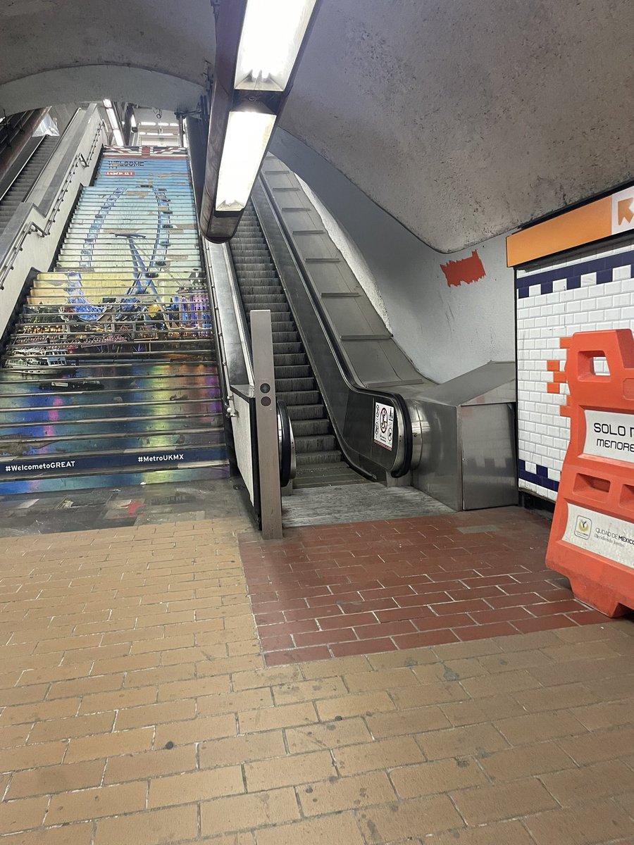 abadeer_a's tweet photo. @MetroCDMX ¿Cuándo van a arreglar las escaleras de metro Auditorio dirección Rosario? Llevan meses detenidas y no han hecho nada por arreglarlas. Ojalá puedan darle seguimiento. https://t.co/ndqODbHQUu