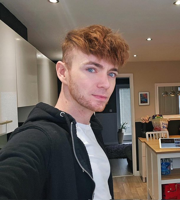 Watch James Hinchliffe's leaked NSFW photo on TwXstars