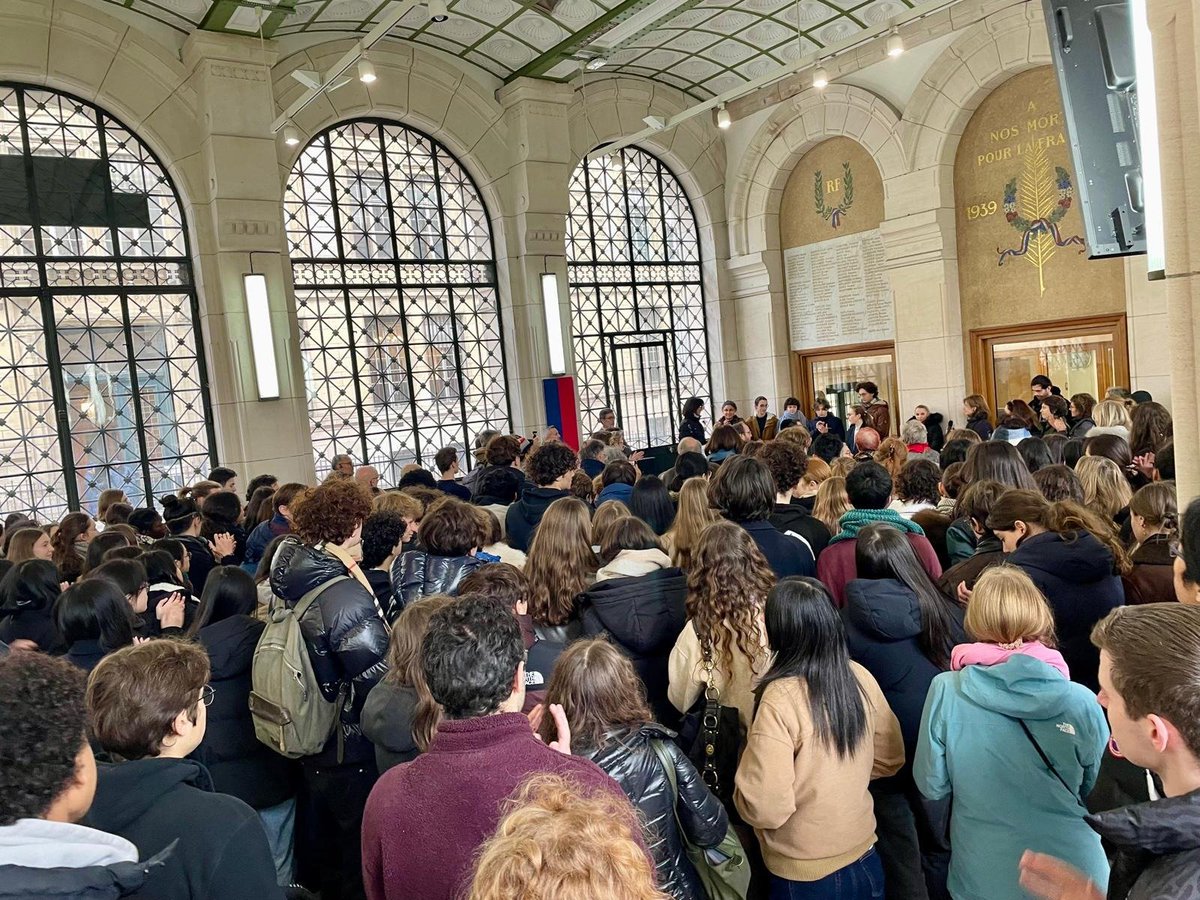 Nous avons inauguré ce matin les plaques en mémoire des 19 lycéens de 15 à 24 ans du lycée Louis-Le-Grand à <a href="/Paris/">Paris</a>, déportés, exterminés parce qu'ils étaient juifs.

Le travail de mémoire est un outil d'éducation populaire pour lutter contre les haines et le repli identitaire.