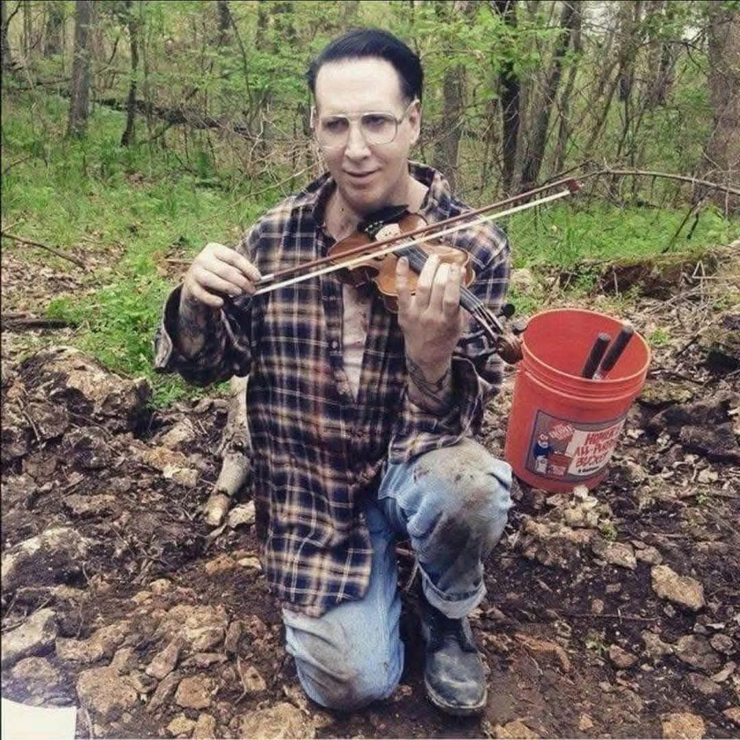 Marilyn Manson se ha convertido en Joaquín Reyes caracterizado de Marilyn Manson.