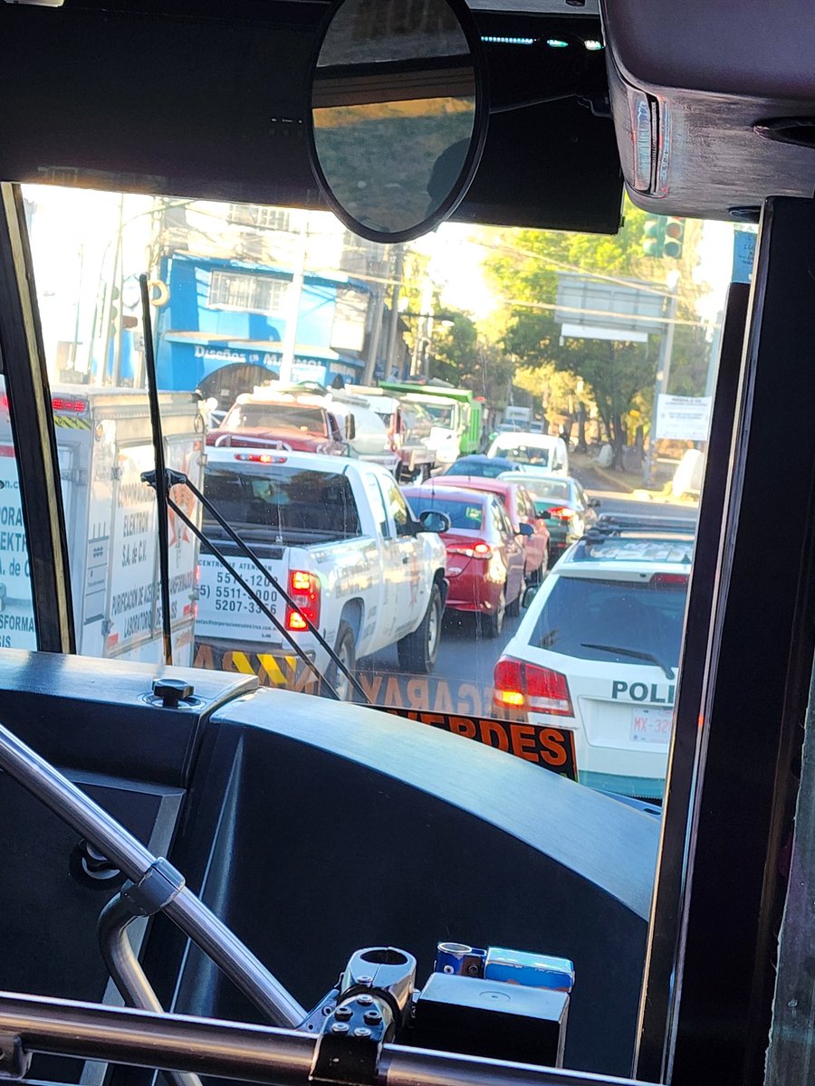HamiltonViur54's tweet photo. Esta patrulla todos los días se pone en Camino a Santa Lucía casi esquina calzada La Naranja y hace tremendo tráfico qué alcanza avenida Tezozomoc, por favor hagan algo ya que la dejan abandonada por más de 2 horas sin importar todo lo que provocan Alcaldía Azcapotzalco https://t.co/G36j4n3DtO
