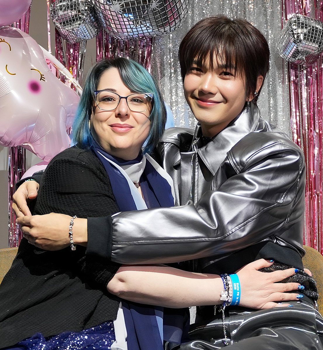 I love them so much 🥹🫂
The warmest hug and the funniest moment! 💙🤌🏻
(Yes I retouched myself ahha 🤡)

BUILD FANMEETING IN MADRID
#HolaBUILDinMadrid #Build1stFMinMadrid
#BuildJakapan #Beyourluve <a href="/JakeB4rever/">BIU.</a>